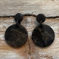 Handgemaakte, zwart / ruwe, ronde buffelhoorn oorbellen. Ø 3.5 cm. Superlicht