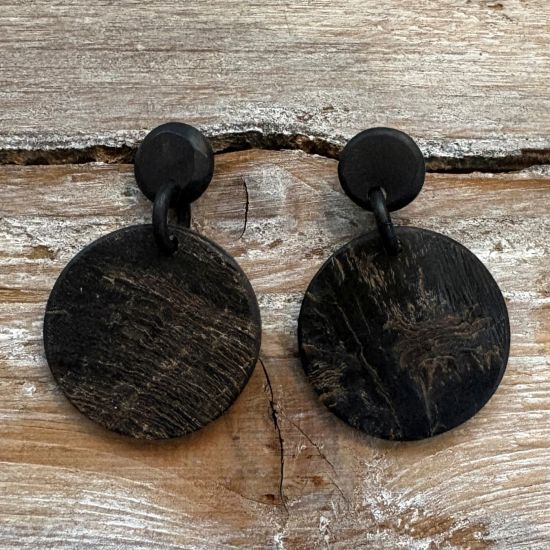 Handgemaakte, zwart / ruwe, ronde buffelhoorn oorbellen. Ø 3.5 cm. Superlicht