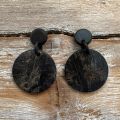 Handgemaakte, zwart / ruwe, ronde buffelhoorn oorbellen. Ø 3.5 cm. Superlicht
