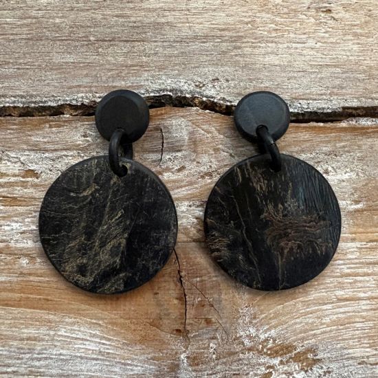 Handgemaakte, zwart / ruwe, ronde buffelhoorn oorbellen. Ø 3.5 cm. Superlicht