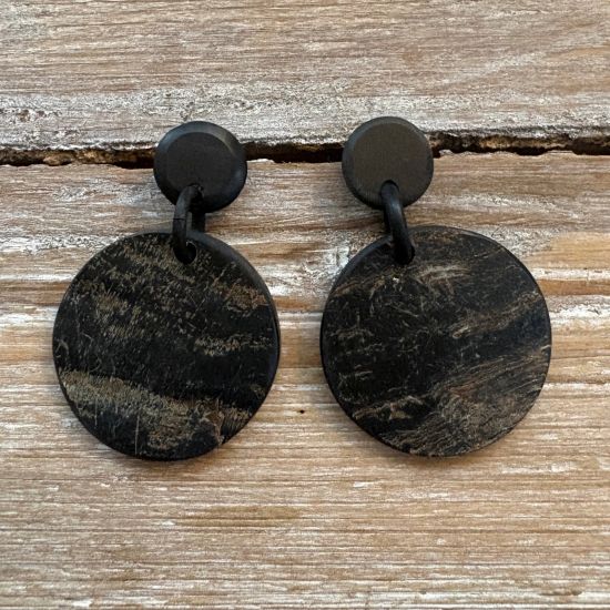 Handgemaakte, zwart / ruwe, ronde buffelhoorn oorbellen. Ø 3.5 cm. Superlicht