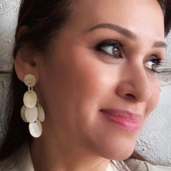 Handgemaakte buffelhoorn oorbellen, in blonde tintjes. Mat, 6.5 x 3 cm. Superlicht