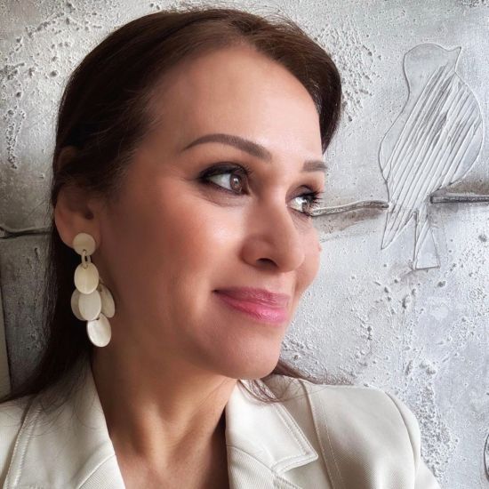 Handgemaakte buffelhoorn oorbellen, in blonde tintjes. Mat, 6.5 x 3 cm. Superlicht