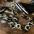 Buffelhoorn collier in donkere tintjes. Glanzende finish, 80 cm.