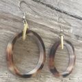 Stoere oorbellen buffelhoorn, Gemixte tintjes, mat met haak 4.5- 5.0 cm. Lichtgewicht.