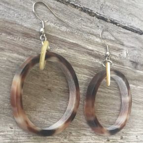 Stoere oorbellen buffelhoorn, Gemixte tintjes, mat met haak 4.5- 5.0 cm. Lichtgewicht.
