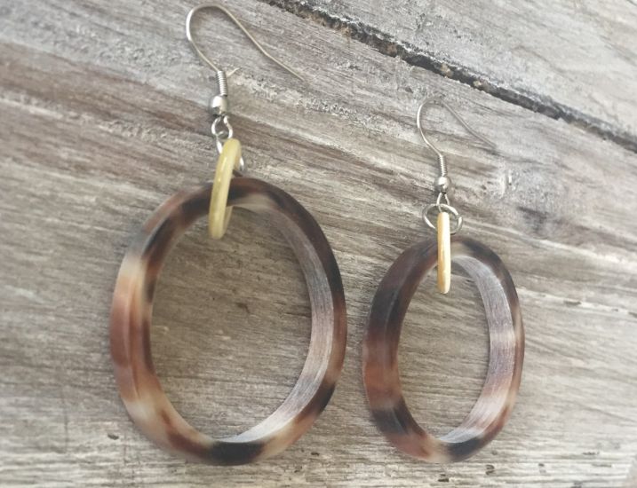 Stoere oorbellen buffelhoorn, Gemixte tintjes, mat met haak 4.5- 5.0 cm. Lichtgewicht.