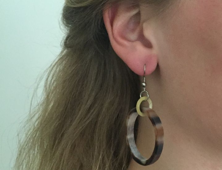 Stoere oorbellen buffelhoorn, Gemixte tintjes, mat met haak 4.5- 5.0 cm. Lichtgewicht.