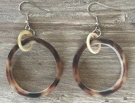 Stoere oorbellen buffelhoorn, Gemixte tintjes, mat met haak 4.5- 5.0 cm. Lichtgewicht.