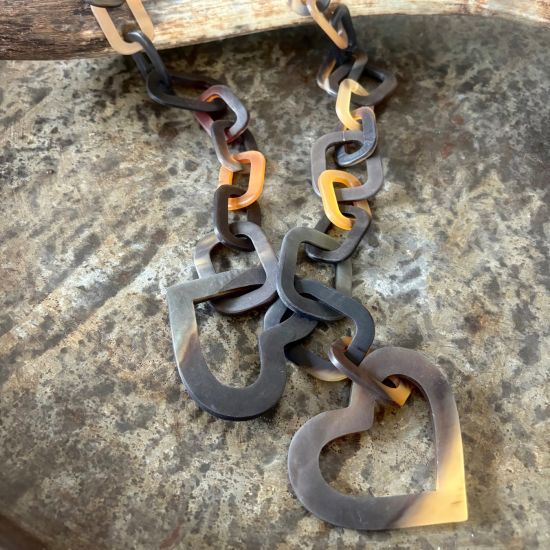 Stoer, handgemaakt buffelhoorn hartencollier. Matte finish, lichtgewicht. Lengte 103 cm.
