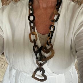 Stoer, handgemaakt buffelhoorn hartencollier. Matte finish, lichtgewicht. Lengte 103 cm.
