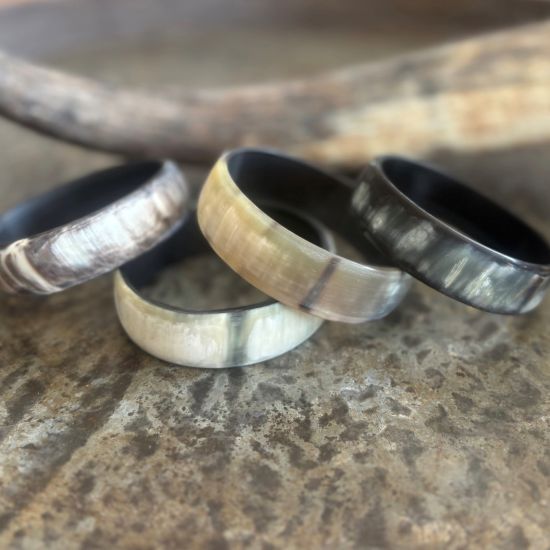 Matte, stoere buffelhoorn armband. Breedte 2cm. Verschillende tintjes.
