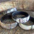 Matte, stoere buffelhoorn armband. Breedte 2cm. Verschillende tintjes.