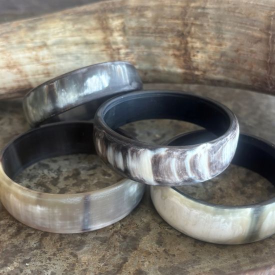 Matte, stoere buffelhoorn armband. Breedte 2cm. Verschillende tintjes.