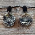 Eric's Rose buffelhoorn oorbellen. Totale lengte 6cm. Donkere tintjes. Mat. Lichtgewicht.