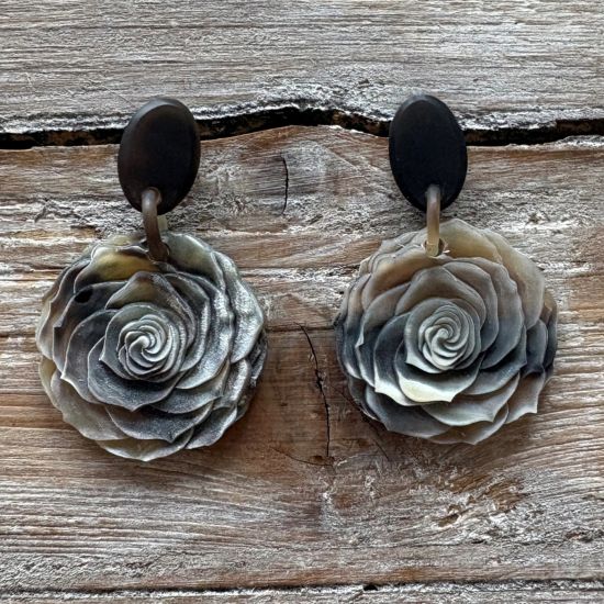 Eric's Rose buffelhoorn oorbellen. Totale lengte 6cm. Donkere tintjes. Mat. Lichtgewicht.