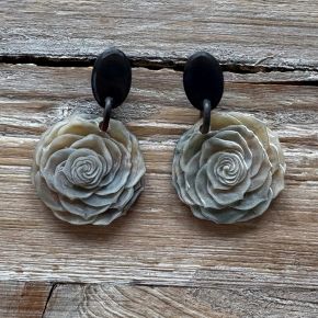 Eric's Rose buffelhoorn oorbellen. Totale lengte 6cm.  Donkere tintjes. Mat. Lichtgewicht.