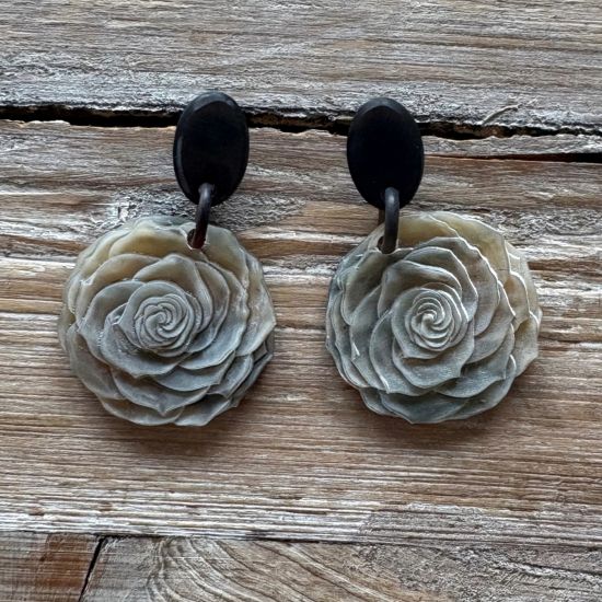 Eric's Rose buffelhoorn oorbellen. Totale lengte 6cm. Donkere tintjes. Mat. Lichtgewicht.