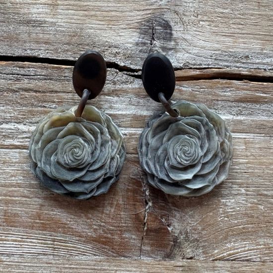 Eric's Rose buffelhoorn oorbellen. Totale lengte 6cm. Donkere tintjes. Mat. Lichtgewicht.