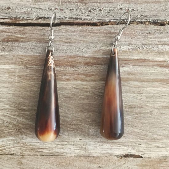 Stijlvolle oorbellen buffelhoorn met haak, Lengte 6.5 cm, glans finish. Zeer licht in gewicht.