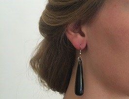 Stijlvolle oorbellen buffelhoorn met haak, Lengte 6.5 cm, glans finish. Zeer licht in gewicht.