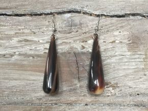 Stijlvolle oorbellen buffelhoorn met haak, Lengte 6.5 cm, glans finish. Zeer licht in gewicht.