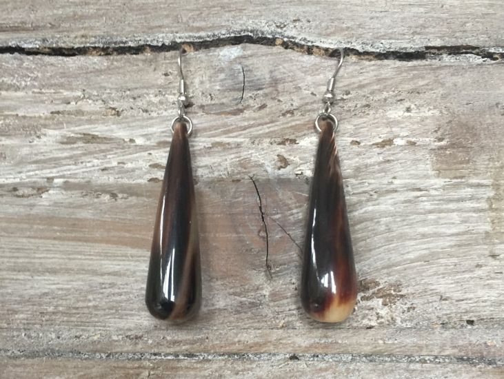 Stijlvolle oorbellen buffelhoorn met haak, Lengte 6.5 cm, glans finish. Zeer licht in gewicht.