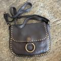 Gewassen leren tas met ring en studs. Zwart.