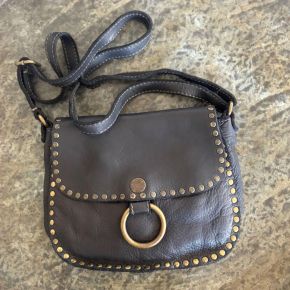 Gewassen leren tas met ring en studs. Zwart.