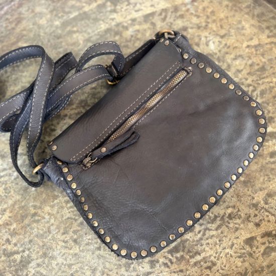 Gewassen leren tas met ring en studs. Zwart.