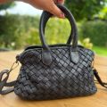 Gewassen leren tas, gevlochten. Zwart. 26.5 x h 17 x 10 cm.