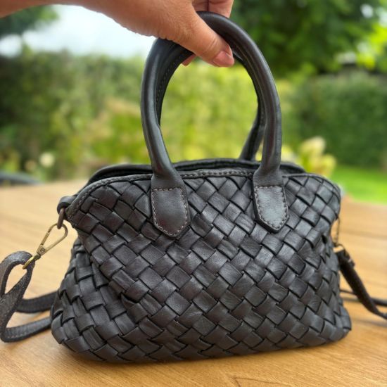 Gewassen leren tas, gevlochten. Zwart. 26.5 x h 17 x 10 cm.