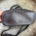 Gewassen leren tas, gevlochten. Zwart. 26.5 x h 17 x 10 cm.