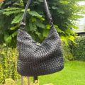 Gewassen leren, gevlochten tas. Zwart. 30 x h 22 x 14 cm