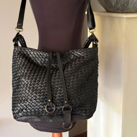 Gewassen leren, gevlochten tas. Zwart. 30 x h 22 x 14 cm
