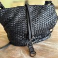 Gewassen leren, gevlochten tas. Zwart. 30 x h 22 x 14 cm