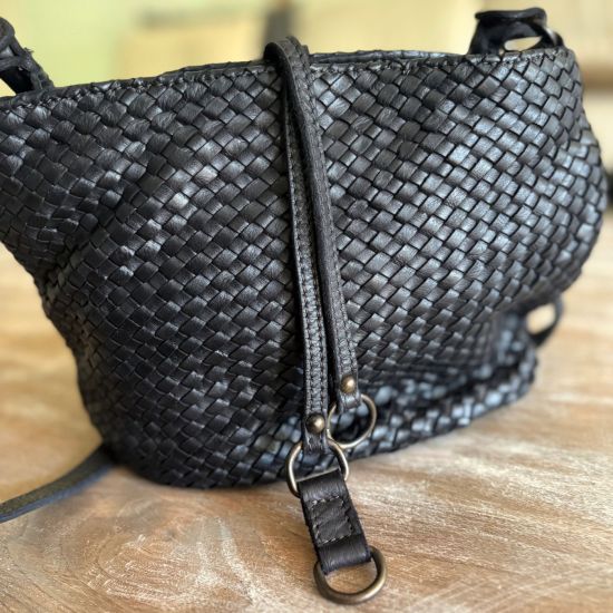 Gewassen leren, gevlochten tas. Zwart. 30 x h 22 x 14 cm