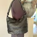 Gewassen leren, gevlochten tas. Zwart. 30 x h 22 x 14 cm