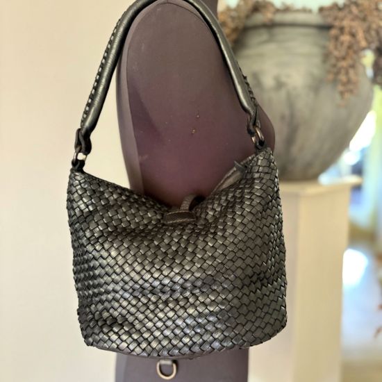 Gewassen leren, gevlochten tas. Zwart. 30 x h 22 x 14 cm