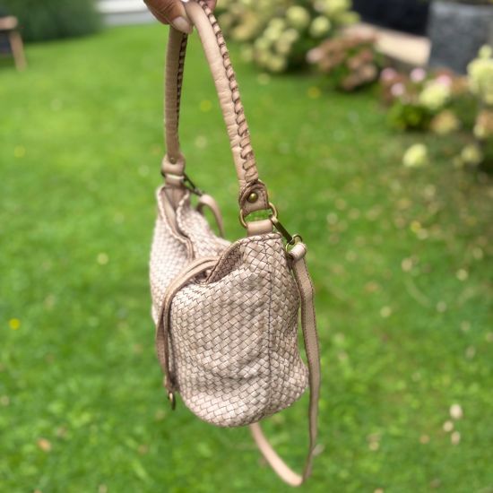 Gewassen leren, gevlochten tas. Beige. 30 x h 22 x 14 cm