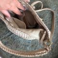 Gewassen leren, gevlochten tas. Beige. 30 x h 22 x 14 cm
