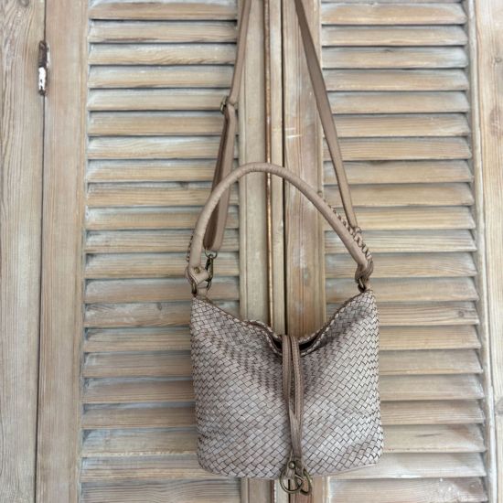 Gewassen leren, gevlochten tas. Beige. 30 x h 22 x 14 cm