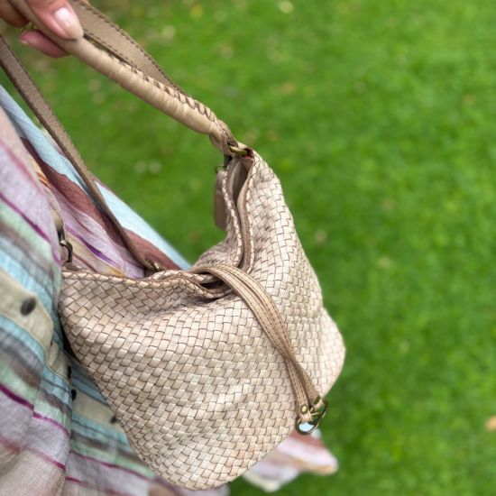 Gewassen leren, gevlochten tas. Beige. 30 x h 22 x 14 cm
