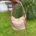 Gewassen leren, gevlochten tas. Beige. 30 x h 22 x 14 cm