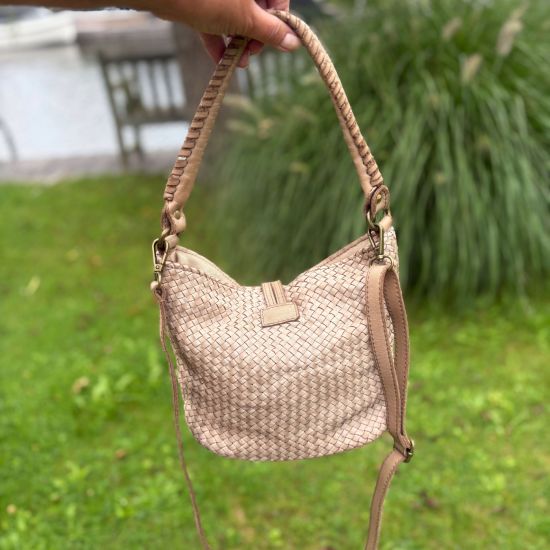 Gewassen leren, gevlochten tas. Beige. 30 x h 22 x 14 cm