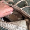 Gewassen leren, gevlochten tas. Beige. 30 x h 22 x 14 cm