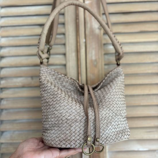 Gewassen leren, gevlochten tas. Beige. 30 x h 22 x 14 cm
