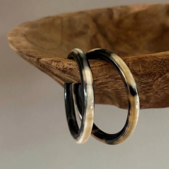 Handgemaakte creolen van buffelhoorn is 5-6cm. Variatie in tintjes. Shiny finish. Licht in gewicht.