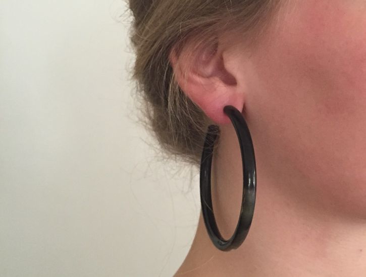 Handgemaakte creolen van buffelhoorn is +/- 6cm, Various colors, shiny finish. Licht in gewicht.