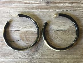 Handgemaakte creolen van buffelhoorn is +/- 6cm, Various colors, shiny finish. Licht in gewicht.